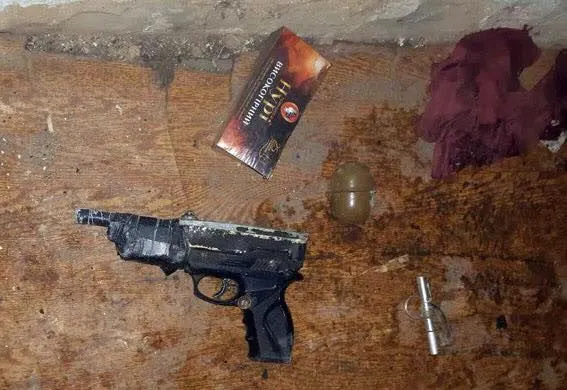 Зброя та боєприпаси у пічці: на Донеччині поліція вилучила небезпечний арсенал