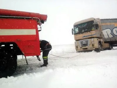Рятувальники допомогли витягти зі снігу 300 автівок на Кіровоградщині