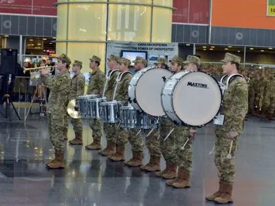 Військові оркестри завтра зіграють в українських аеропортах на честь "кіборгів"