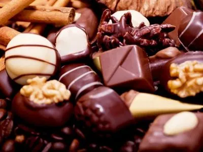 Продукт розкоші: українці закликали Порошенка ввести акциз на цукерки