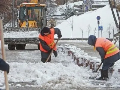 КМДА: у столиці сніг прибирають 3,7 тис. працівників комунальних служб
