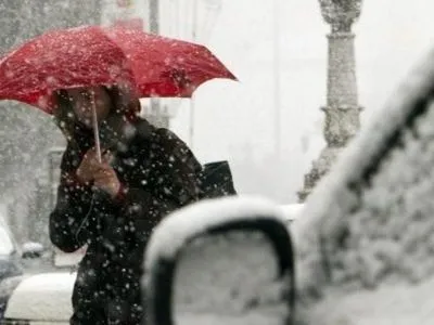 Сьогодні в Україні очікується сніг, на дорогах ожеледиця