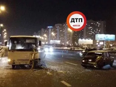 ДТП у Києві: маршрутне таксі протаранило автомобіль