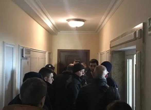 Сотрудники Нацагентства по розыску активов несколько часов прорывались в "квартиру Клименко"