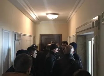 Сотрудники Нацагентства по розыску активов несколько часов прорывались в "квартиру Клименко"