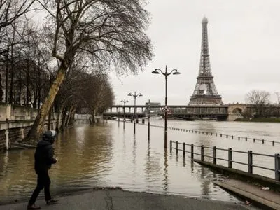 Парижская Сена вышла с берегов и затопила город