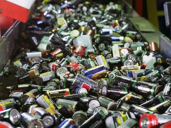 Украинцы просят Президента создать пункты приема опасных отходов