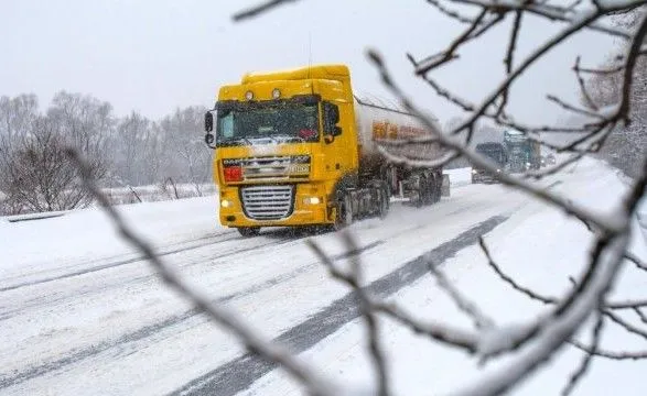 Автодорогою на Донеччині заборонили рух вантажівок