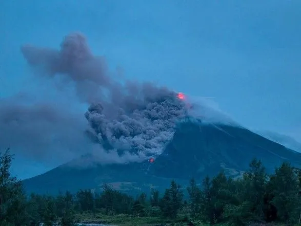 На Філіппінах відбулося виверження вулкана