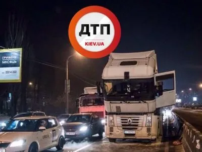 У Києві на ходу загорілася фура, постраждалих немає