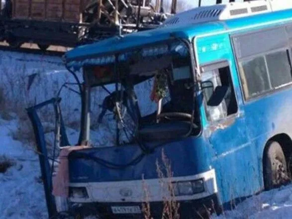Автобус с пассажирами столкнулся с грузовым поездом в Одесской области