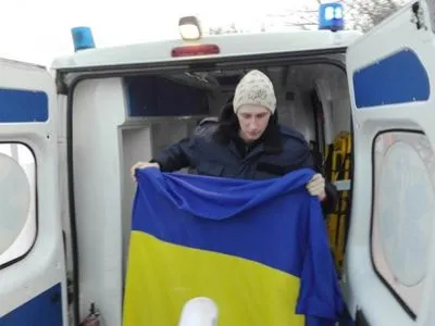 Освобожденного из плена бойца Савкова везут в Киев в скорой