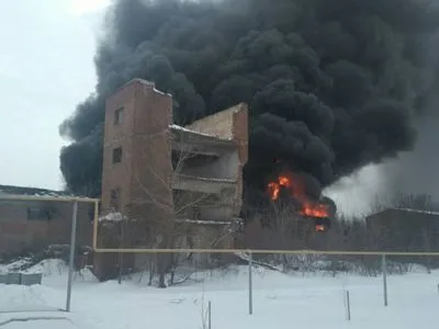 В Славянске уже шесть часов тушат пожар на горюче-смазочном складе