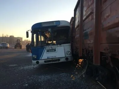Під Одесою потяг зіткнувся з пасажирським автобусом