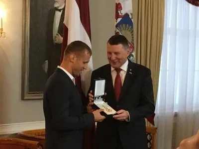 Соперник Усика получил награду за особые достижения перед Латвией