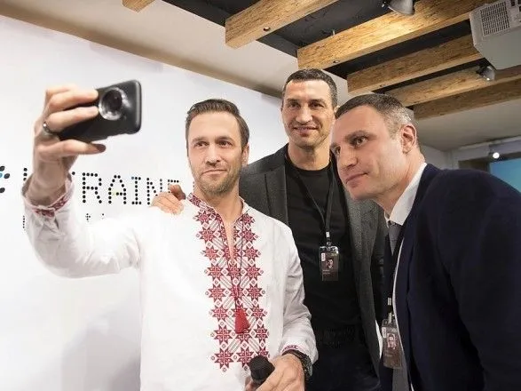 Кличко получили в Давосе спецнаграду за успешное продвижение положительного образа Украины в мире