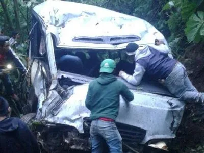 В Гватемале пассажирский автобус упал в пропасть