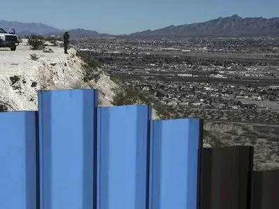 Трамп считает необходимым выделить 25 млрд долларов на строительство стены на границе с Мексикой