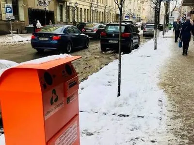 У рамках виконання е-петиції в Києві встановлюють контейнери для збору небезпечних відходів
