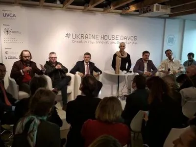 Робот София "зависла" на вопросе о коррупции в Украине