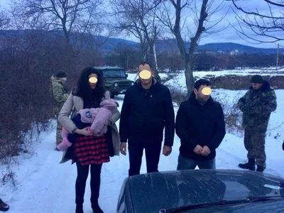 Групу нелегалів з 9-місячним немовлям затримали на кордоні зі Словаччиною