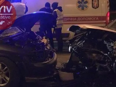 В Киеве на проспекте Свободы произошла авария, есть пострадавшие