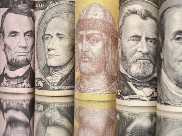 Українці просять Порошенка зробити долар або євро нацвалютою