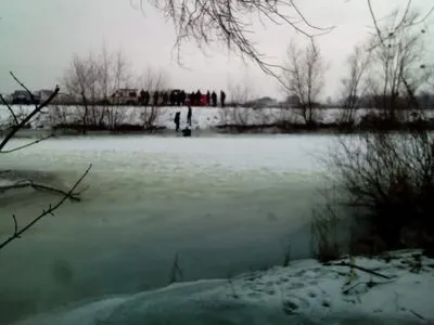 У Луцьку рятувальники вже добу шукають підлітка, який провалився під лід