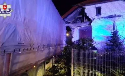 Украинец в Польше въехал в дом, авто остановилось в метре от спящих детей