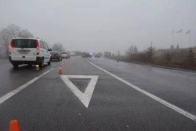 Мужчина погиб под колесами грузовика на Закарпатье