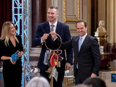 Кличко в Лиссабоне передал символические ключи от Евровидения мэру города