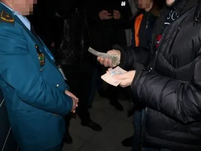 На системном взяточничестве разоблачены работники таможни харьковского аэропорта