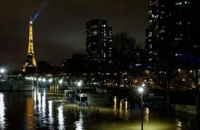 Уровень воды в парижской Сене достиг пика