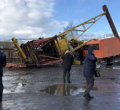 Спасатели на Прикарпатье почти три часа доставали тела погибших после падения крана на грузовик