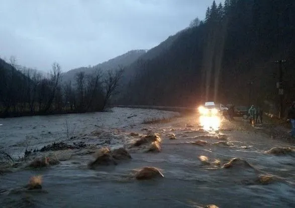 На Закарпатье автомобиль упал в реку, есть погибшие