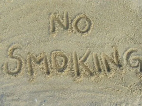 В Таиланде вводится постоянный запрет на курение на пляжах