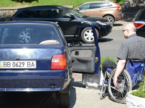 Усі українці з інвалідністю зможуть безкоштовно паркуватись та утримувати автомобіль