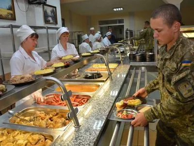 Міноборони: у травні 12 військових частин перейдуть на нову систему харчування