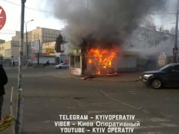 Возле столичного метро "Лукьяновская" загорелся МАФ