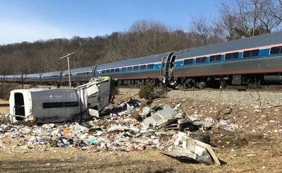 Поезд с политиками-республиканцами столкнулся с мусоровозом в США