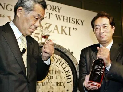 Бутылка японского виски продана на аукционе за рекордные 299 тыс. долларов