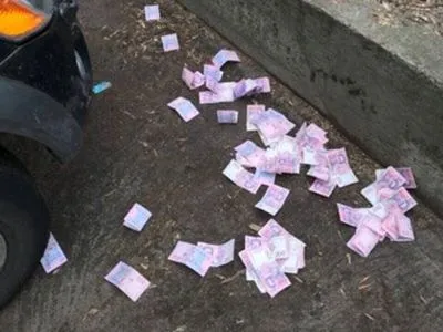 В Киеве полиция задержала налоговика на взятке в 20 тыс. грн