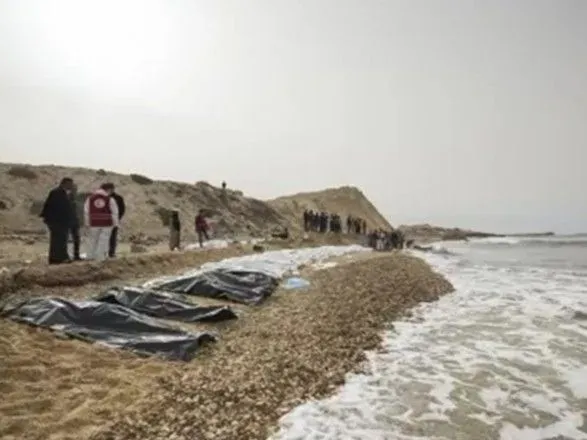 Біля берегів Лівії перекинувся човен з мігрантами, більше 90 людей імовірно загинули