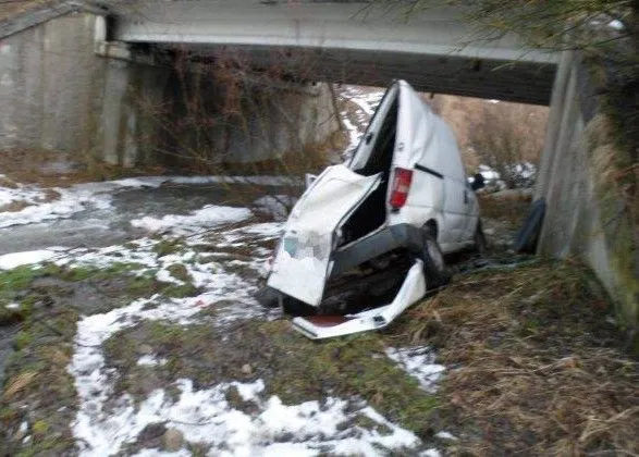 Мікроавтобус на Львівщині злетів з мосту, водій загинув