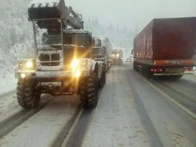 Из-за непогоды на Закарпатье начали буксировать автотранспорт, а без света остались 19 населенных пунктов