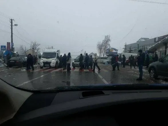 na-lvivschini-protestuvalniki-perekrili-dorogu-na-dvokh-punktakh-propusku-z-polscheyu