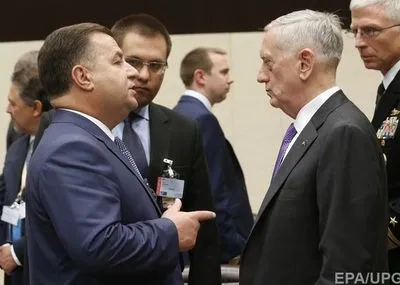 Полторак обговорив з главою Пентагону деталі передачі летальної зброї Україні
