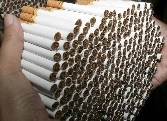 Митники на Закарпатті виявили у фурі з медом 25650 пачок контрабандних сигарет