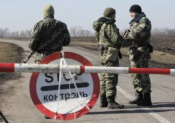 В Донецкой области остановили автомобиль с фейковыми документами "ДНР"
