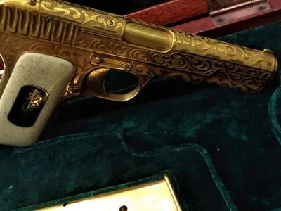 В ході обшуку у виконуючого обов'язки прем’єра Дагестану знайшли золотий пістолет